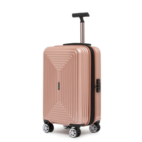 Красивый чемодан кремового цвета средних размеров 20"